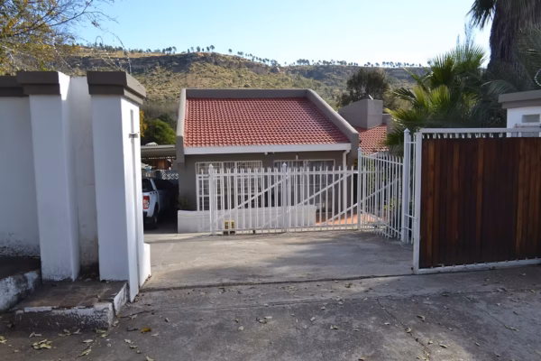 4 bedroom house - Image 3