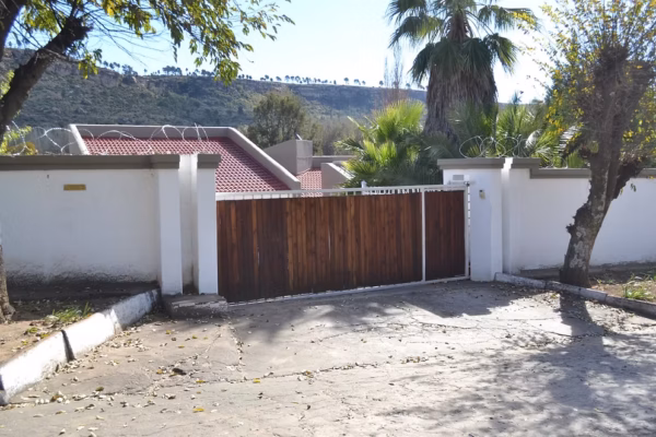 4 bedroom house - Image 2
