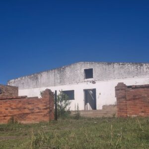 4-bedroom house with a flat